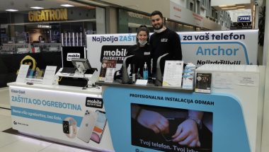 mobile-outfitters-stand-2
